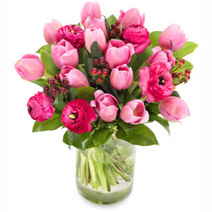 Boeket roze tulpen en ranonkels groot